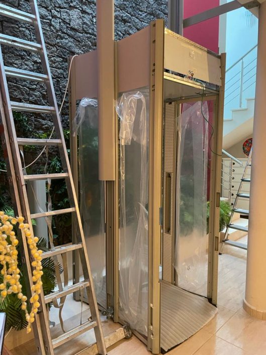 Servicio de instalación de ascensores STILTZ para viviendas de lujo en Santa Cruz de Tenerife y Güímar
